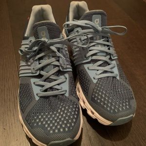 Women’s 8.5 OnClouds Blue